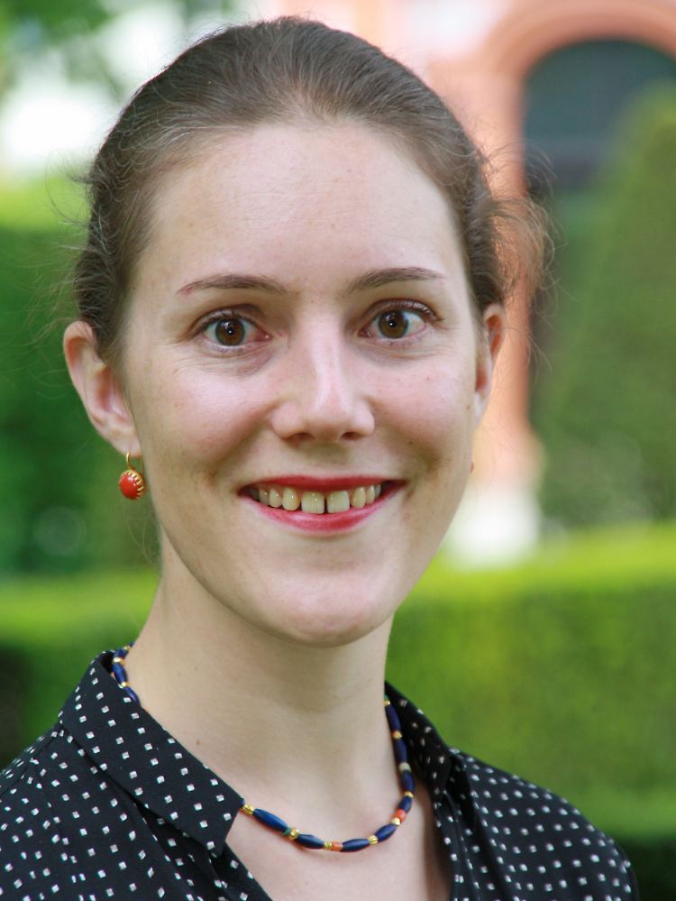 Dominika Langenmayr ist Professorin für VWL mit Schwerpunkt Finanzwissenschaft an der Katholischen Universität Eichstätt-Ingolstadt. Sie promovierte zu Unternehmensbesteuerung, worauf nach wie ihr Fokus in der Forschung liegt.