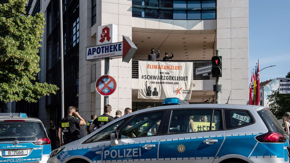 Laut Polizei hatten die Aktivisten Leitern dabei.
