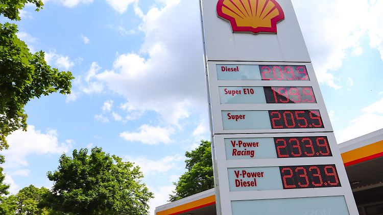 Die Preise an den Tankstellen steigen und steigen.