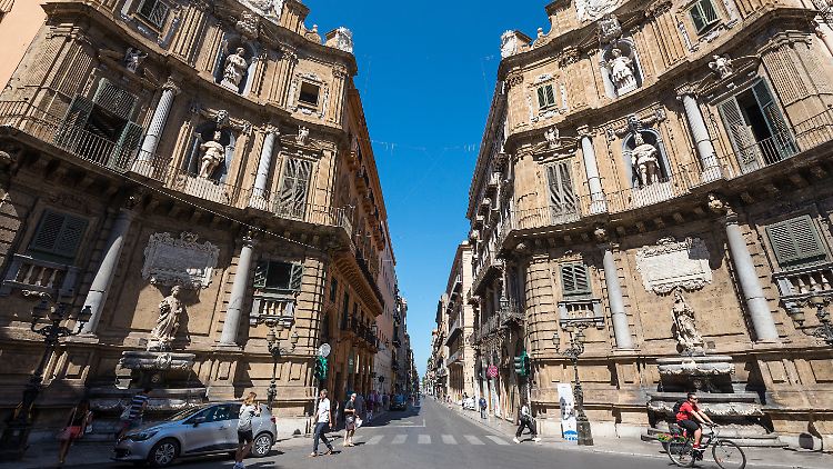 Barock-Fassaden zieren den Corso Vittorio Emanuele in Palermo.
