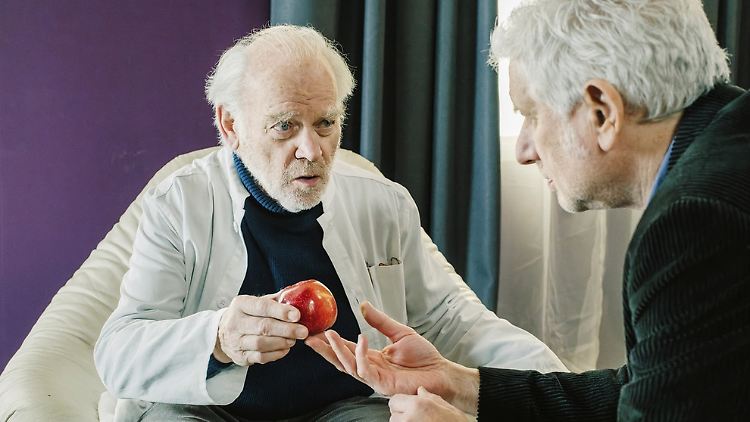 Peter Franke spielt den demenzkranken Dr. Prinz mit großer Eindringlichkeit.