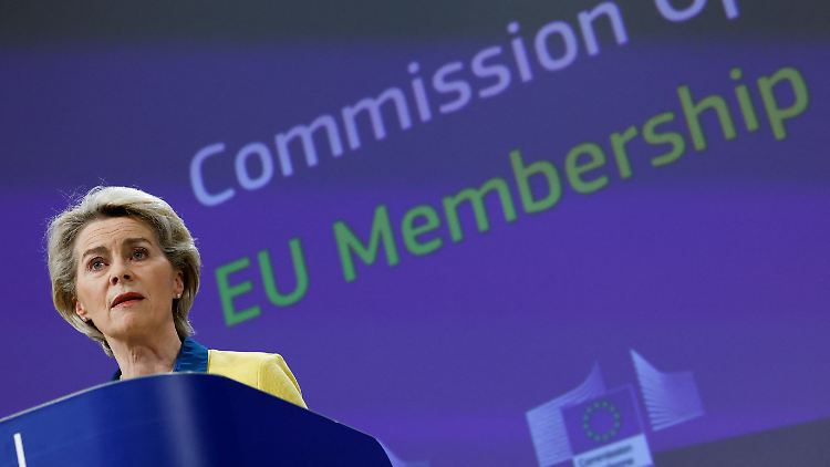 Ursula von der Leyen spricht sich für die Eröffnung eines Beitrittsprozesses für die Ukraine und Moldau aus.