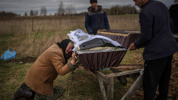 Eine Mutter trauert Mitte April in Butscha um ihren von russischen Soldaten getöteten Sohn.