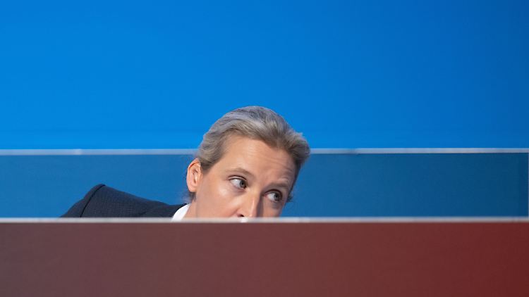 Beginn des AfD-Bundesparteitags in Riesa:  Weidel sucht nach der richtigen Sitzposition.