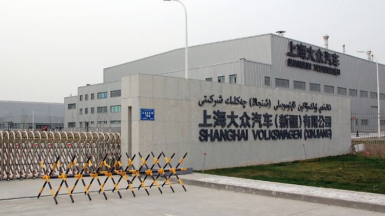Laut VW trägt die Anwesenheit des Autobauers in Urumqi bereits zur Verbesserung der Menschenrechtslage bei.