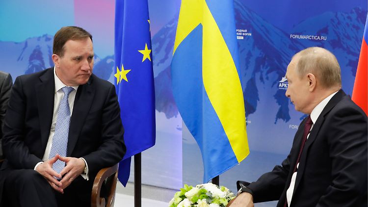 Stefan Lofven, damals noch schwedischer Ministerpräsident, bei einem Treffen mit Putin am Rande arktischen Forums in St. Petersburg.