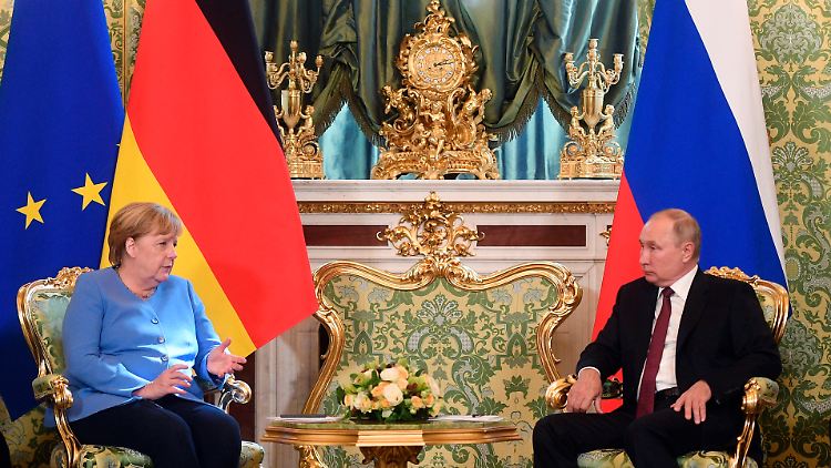 Wird sie es wieder tun? Merkel verhandelte jahrelang - wie hier noch im August 2021 - mit Putin.