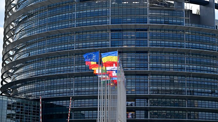 Wird die Flagge der Ukraine in der Zukunft auf Dauer vor dem EU-Parlament in Straßburg wehen?