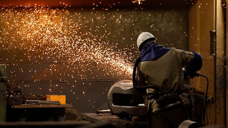 Aufgrund der hohen Kosten stellen laut Umfrage mehr als 55 Prozent der Unternehmen anstehende Investitionen zurück oder verschieben diese.