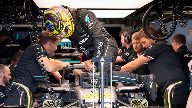 Hamilton kämpft mit seinem Auto.
