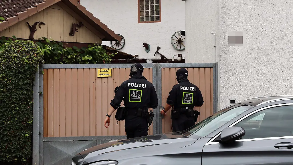 Polizisten-durchsuchen-Gebaeude-um-einen-Streit-zwischen-Rockern-aufzuklaeren