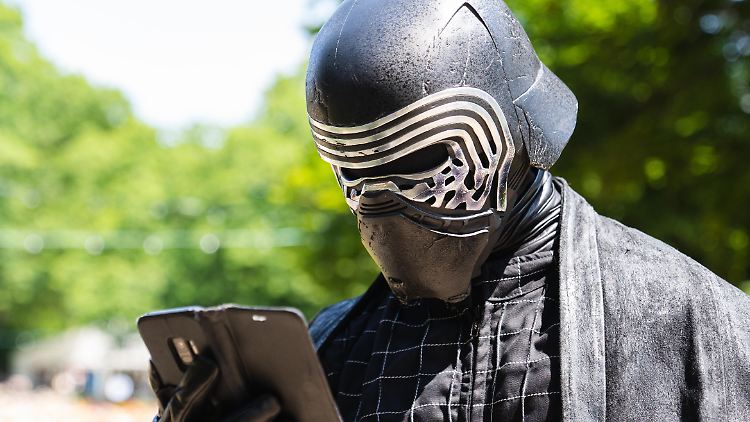 Ein Cosplayer auf dem Comic-Salon in Erlangen. Wie lange hält er es in der schwarzen Kutte aus?