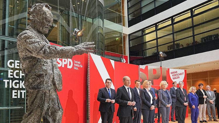 Vor der Zeitenwende: Am 6. Dezember 2021 stellt der damals noch designierte Bundeskanzler Olaf Scholz die Ministerinnen und Minister der SPD vor. Die SPD-Legende Willy Brandt, Bundeskanzler von 1969 bis 1974, wacht über allem.