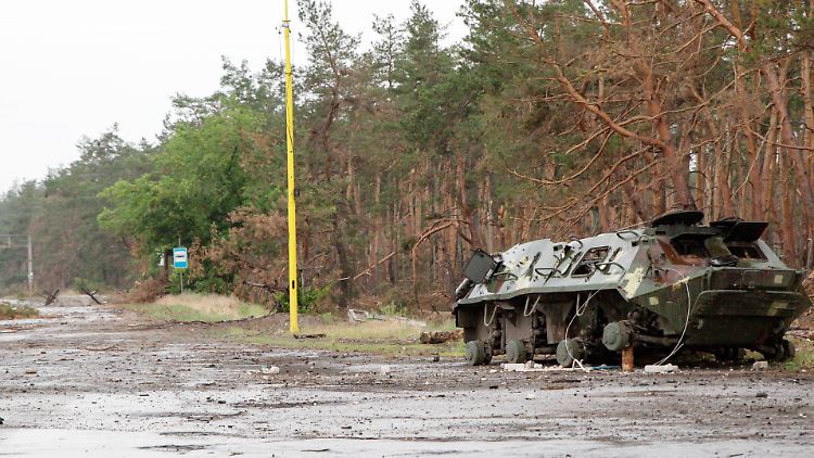 Zerstörtes ukrainisches Militärfahrzeug auf einer Straße nahe der Stadt Sjewjerodonezk.