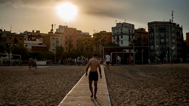 Leicht apokalyptische Grundierung: Sommerhitze am Strand von Barcelona.