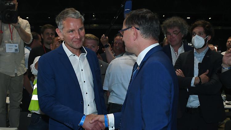 Hand drauf: Höcke und Chrupalla wollen die Partei mit geeinter Spitze zum Erfolg bringen.