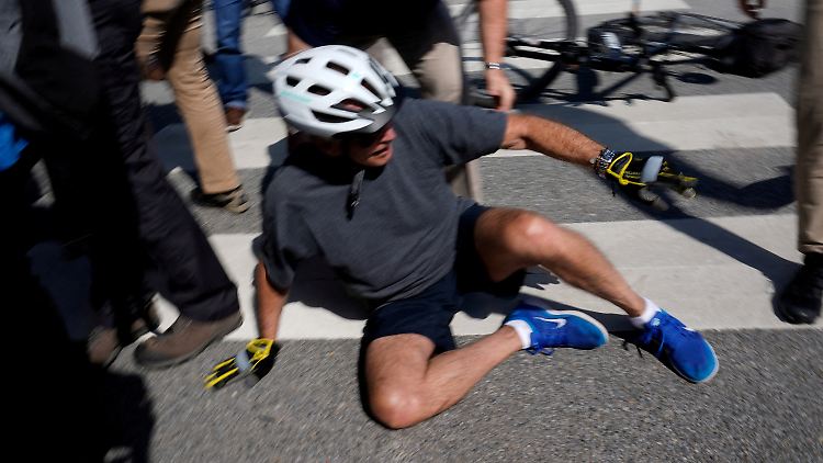 In der Pedalschlaufe hängengeblieben und umgekippt: Joe Biden für einen Moment am Boden.