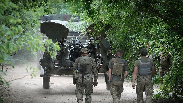 Ukrainische Soldaten bringen eine von den USA gelieferte Haubitze M777 in Position, um russische Stellungen in der Region Donezk zu beschießen.