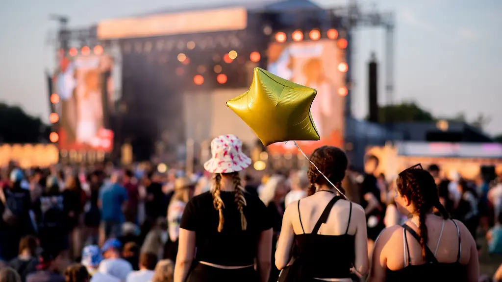 Ploetzlich-verhindert-Ticketinhaberinnen-und-inhaber-sollten-dann-fruehzeitig-den-Veranstalter-kontaktieren-inwieweit-der-Weiterverkauf-legal-moeglich-ist