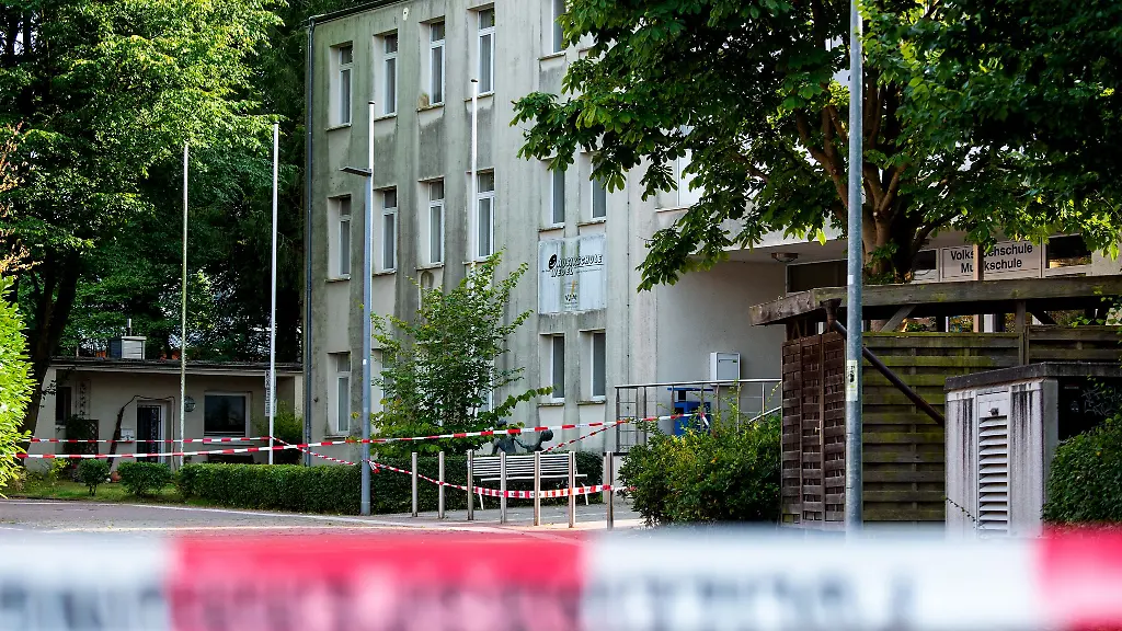 Vor-einer-Volkshochschule-wird-ein-Dozent-niedergestochen-Nun-wird-nach-der-Tatwaffe-gesucht