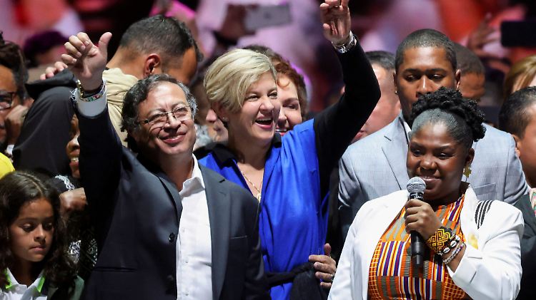 "Dies ist ein Sieg für Gott und für die Menschen und ihre Geschichte", schreibt Petro auf Twitter nach seinem knappen Sieg.