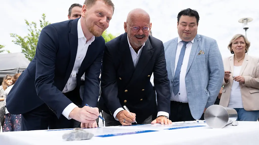 Michael-Kretschmer-l-Ministerpraesident-von-Sachsen-und-Michael-Albrecht-Medizinischer-Vorstand-Universitaetsklinikum-Dresden-bei-der-Unterzeichnung-von-Dokumenten-anlaesslich-der-Grundsteinlegung-eines-Neubaus-fuer-das-Deutsche-Krebsforschungszentrums-DKFZ