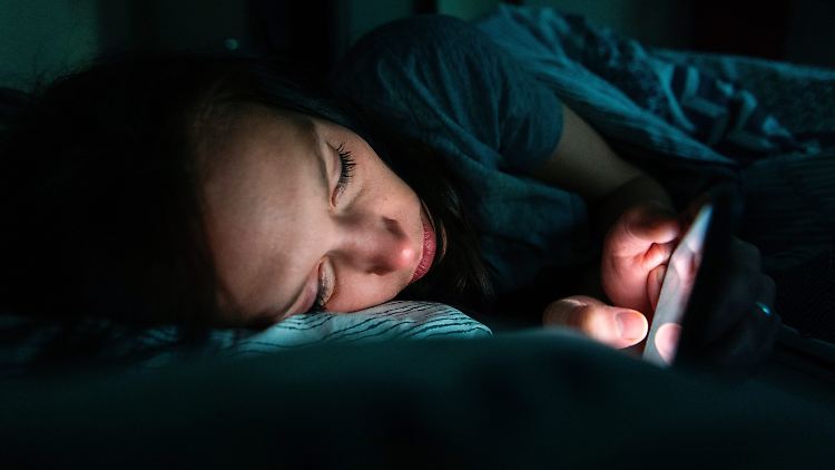 Im Bett noch E-Mails beantworten - ein Symptom einer ruhelosen Gesellschaft.