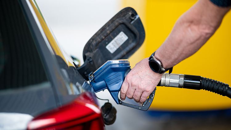 Die Preise für Diesel sind zuletzt wieder gestiegen - und nun höher als vor der Steuersenkung am 1. Juni.