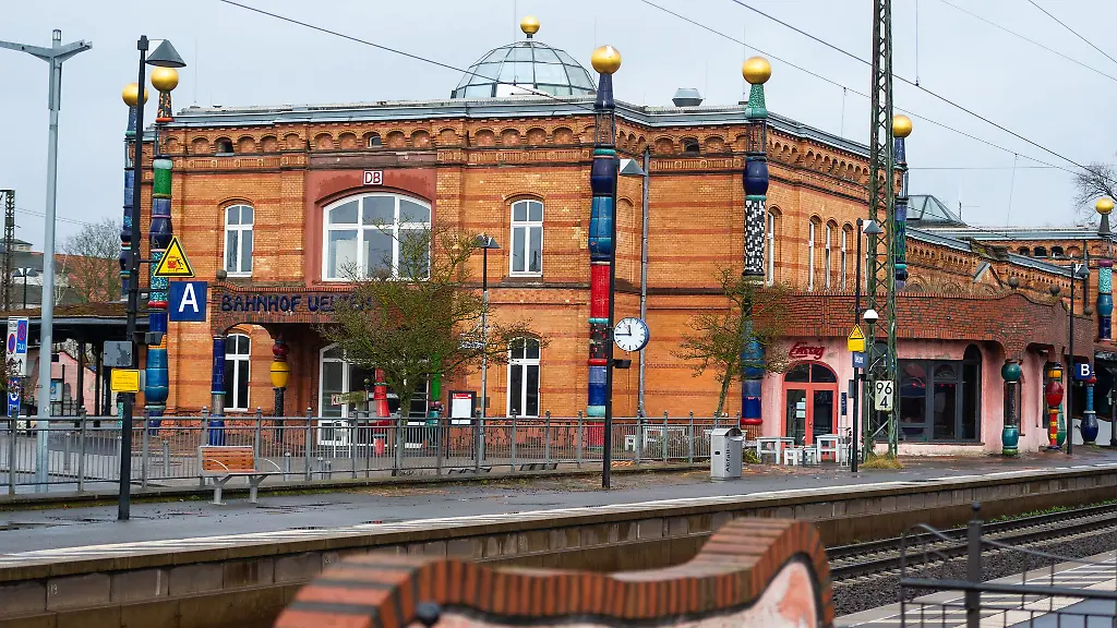 Die-Polizei-will-den-Treppensturz-am-Bahnhof-Uelzen-moeglich-realitaetsgetreu-nachstellen