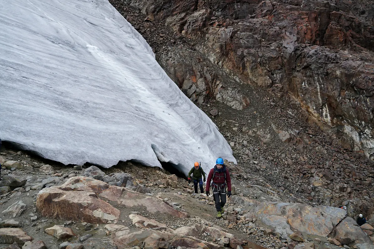 2024-07-18T101842Z-1546986292-RC2NM7AXA2LC-RTRMADP-3-ANDES-CLIMATE-CHANGE-MOUNTAINEERING