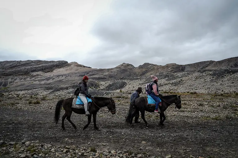 2024-07-18T101838Z-569349320-RC23M7AUA1JQ-RTRMADP-3-ANDES-CLIMATE-CHANGE-MOUNTAINEERING