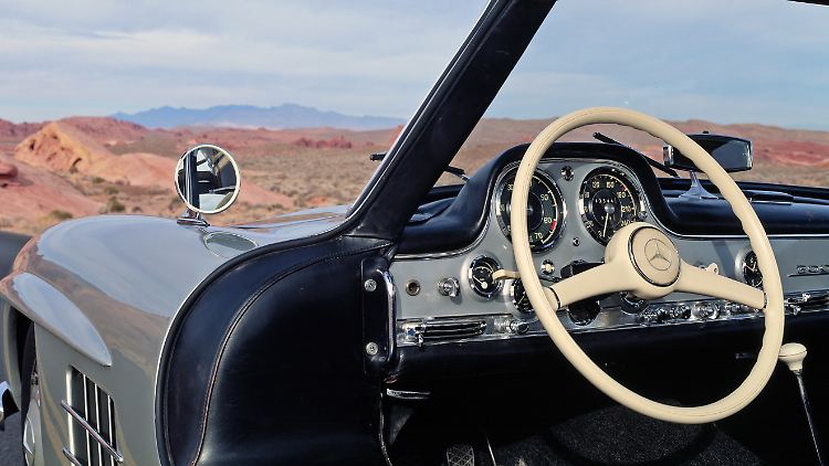 Lässt das Herz vieler Auto-Enthusiasten höher schlagen: Blick ins Cockpit des Mercedes 300 SL.