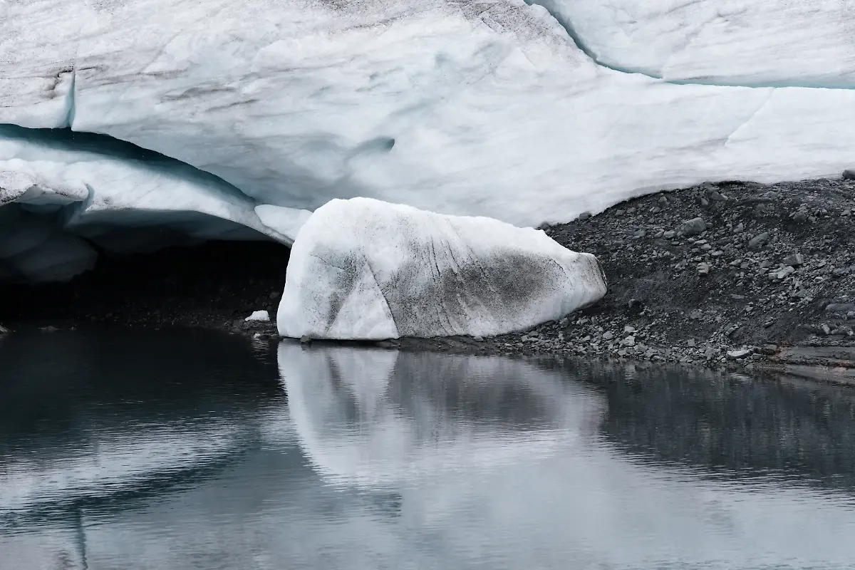 2024-07-18T101822Z-1434939909-RC22M7AIL423-RTRMADP-3-ANDES-CLIMATE-CHANGE-MOUNTAINEERING