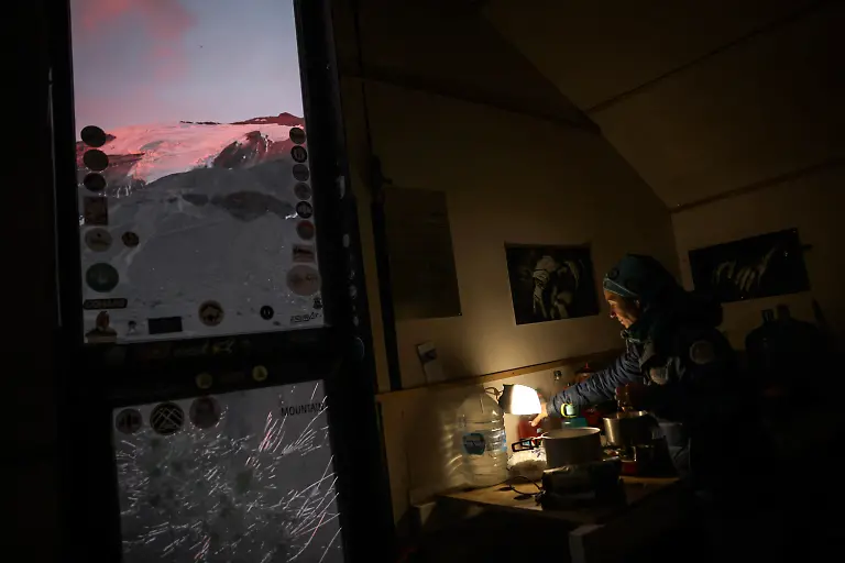 2024-07-18T101925Z-1814084661-RC2AZ6AAQDCO-RTRMADP-3-ANDES-CLIMATE-CHANGE-MOUNTAINEERING