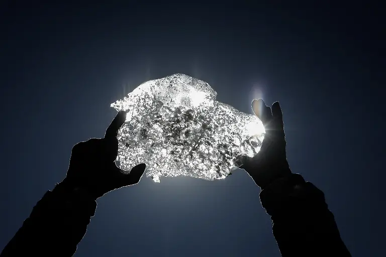 2024-07-18T113622Z-650537337-RC2UZ6ADSXKT-RTRMADP-3-ANDES-CLIMATE-CHANGE-MOUNTAINEERING