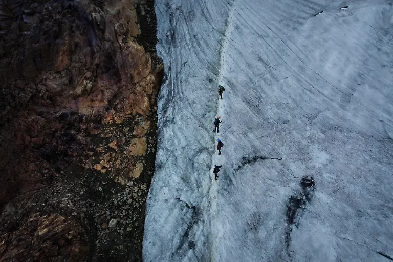 2024-07-18T113621Z-624205547-RC28M7A2ACZN-RTRMADP-3-ANDES-CLIMATE-CHANGE-MOUNTAINEERING