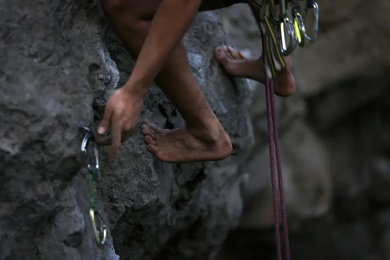 2024-07-18T101928Z-1831836100-RC2997A8CSOF-RTRMADP-3-ANDES-CLIMATE-CHANGE-MOUNTAINEERING