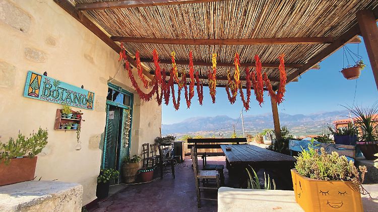 Gewürzladen mit Aussicht in Kousos. Hier kauft Ziza Gewürze und Kräuter für ihr veganes Restaurant ein.