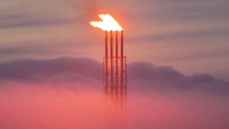 Ein Teil des bei der Ölförderung zutage tretenden Gases wird in Russland immer noch abgefackelt, statt es zu verkaufen. 