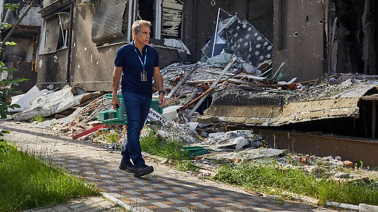 Ben Stiller geht an zerstörten Wohnhäusern vorbei - der Schauspieler machte sich selbst ein Bild von der Lage in der Ukraine.