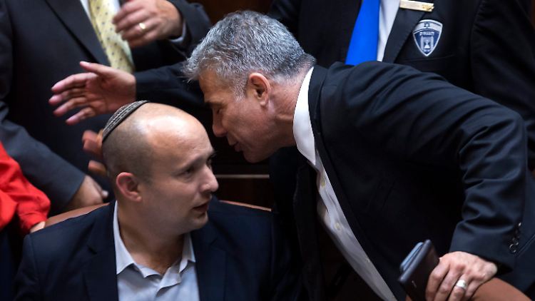 Ministerpräsident Bennett (links) wird vom derzeitigen Außenminister Lapid abgelöst - bis zu den Neuwahlen.