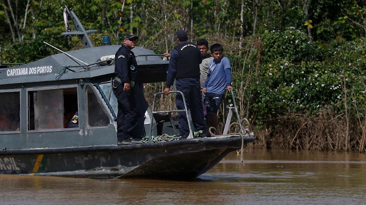 Indigene haben Marinesoldaten bei der Suche nach den Vermissten im Amazonasgebiet geholfen.