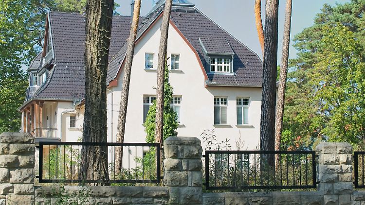 Sieht das jeweilige Landesgesetz vor, dass eine Einfriedung auf Verlangen eines Nachbarn erfolgen muss, muss der andere Nachbar das akzeptieren.
