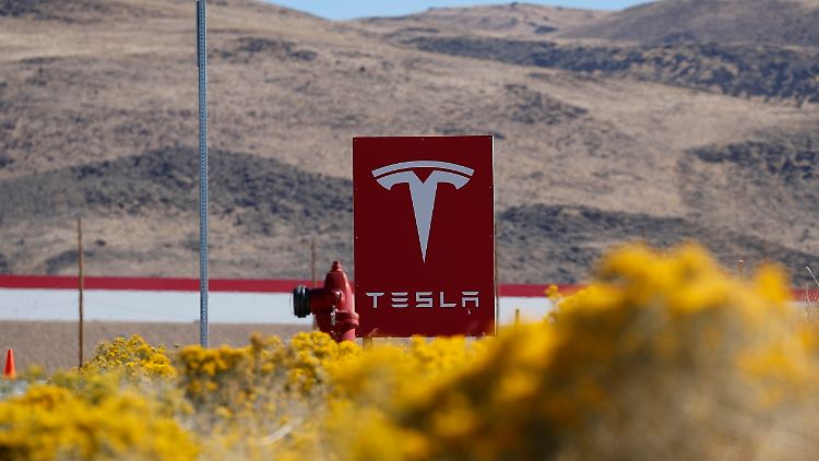 Das Symbol von Tesla vor der Gigafabrik in Sparks.