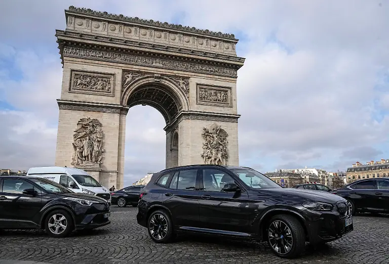 Paris-erhoeht-die-Parkgebuehren-fuer-SUV-und-auch-hessische-Kommunen-diskutieren-ueber-deren-wachsende-Zahl
