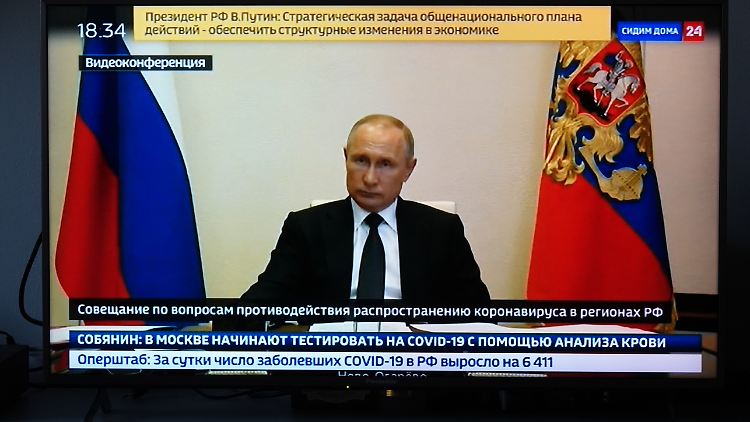 Im Staatsfernsehen Rossija-24: Eine Besprechung Wladimir Putins mit Gouverneuren und Bürgermeistern in Russland (Archivbild aus dem vergangenen April).