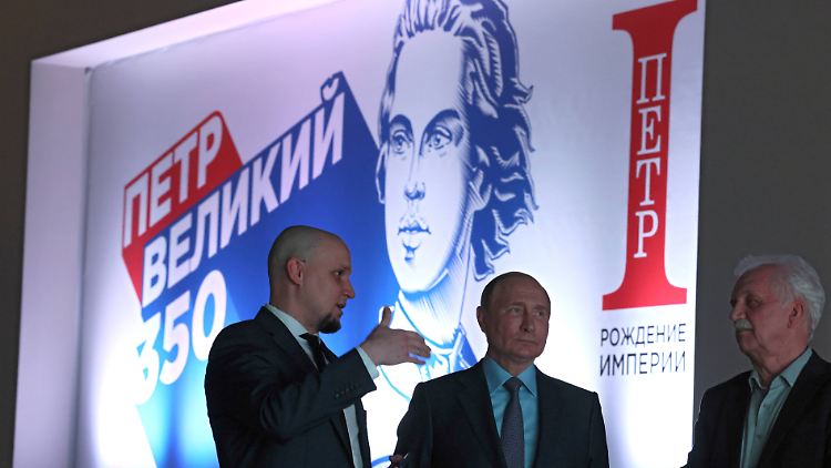 Am 9. Juni, dem 350. Geburtstag von Peter dem Großen, hat Wladimir Putin eine Ausstellung zu Ehren des Imperators besucht.