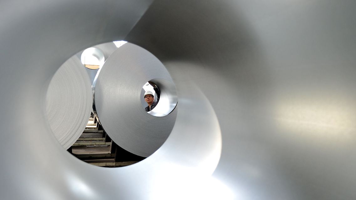 Ein Mitarbeiter der Salzgitter AG begutachtet im Stahlwerk in Salzgitter ein sogenanntes Coil.