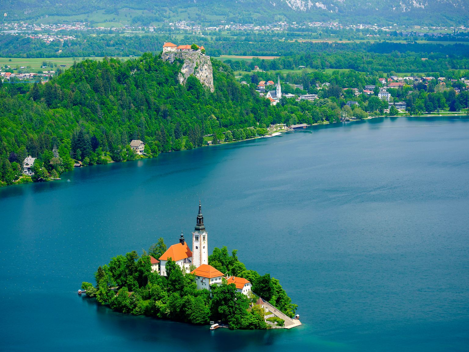 Die virtuelle Balkanreise startet in Slowenien. Der Kurort Bled und der Bleder See sind hier ein beliebtes Ausflugsziel. Touristen können mit einer traditionellen Pietna, einem Ruderboot, auf die beliebte Seeinsel fahren. Wer die 99 Stufen zur Kirche Mariä Himmelfahrt hinauf geht, genießt dann einen wundervollen Blick auf die Burg Bled, die umrahmt ist von einem einzigartigen Bergpanorama der Julischer Alpen und dem Nationalpark Triglav. 