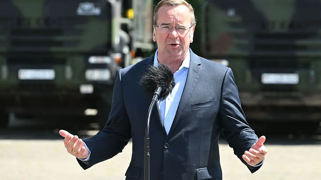 Bundesverteidigungsminister-Boris-Pistorius-hat-die-Feldjaeger-in-Leipzig-besucht